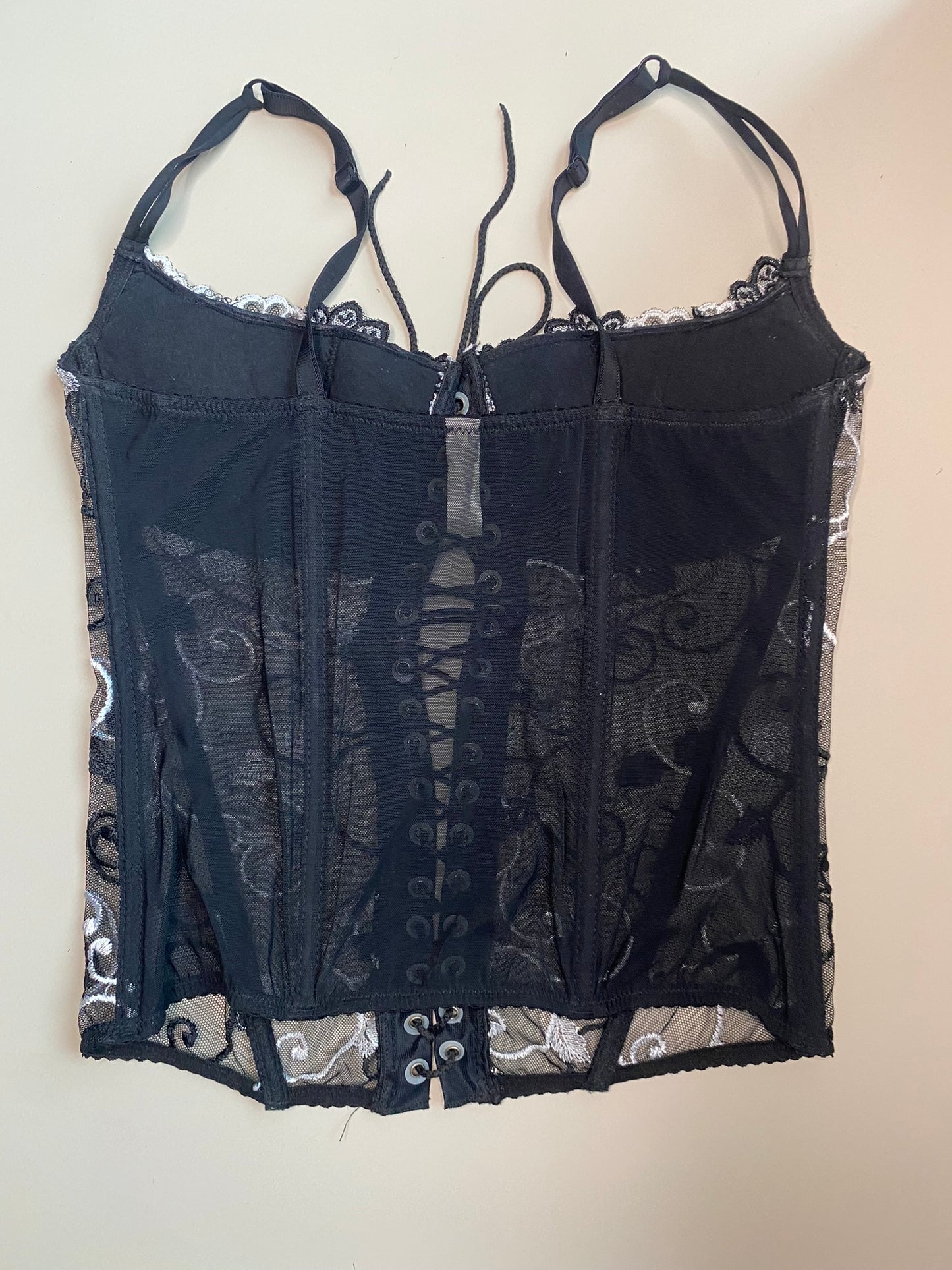 Schwarzes Korsett mit weißen Stickereien 80C