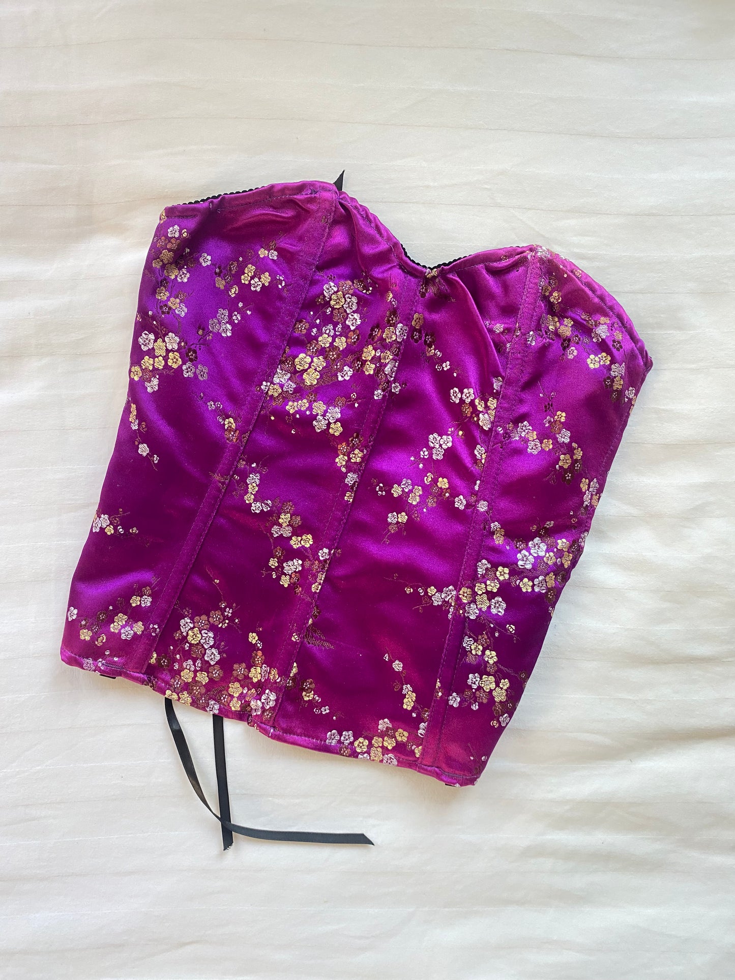 Lila Korsett mit Blumenprint und Schnürung