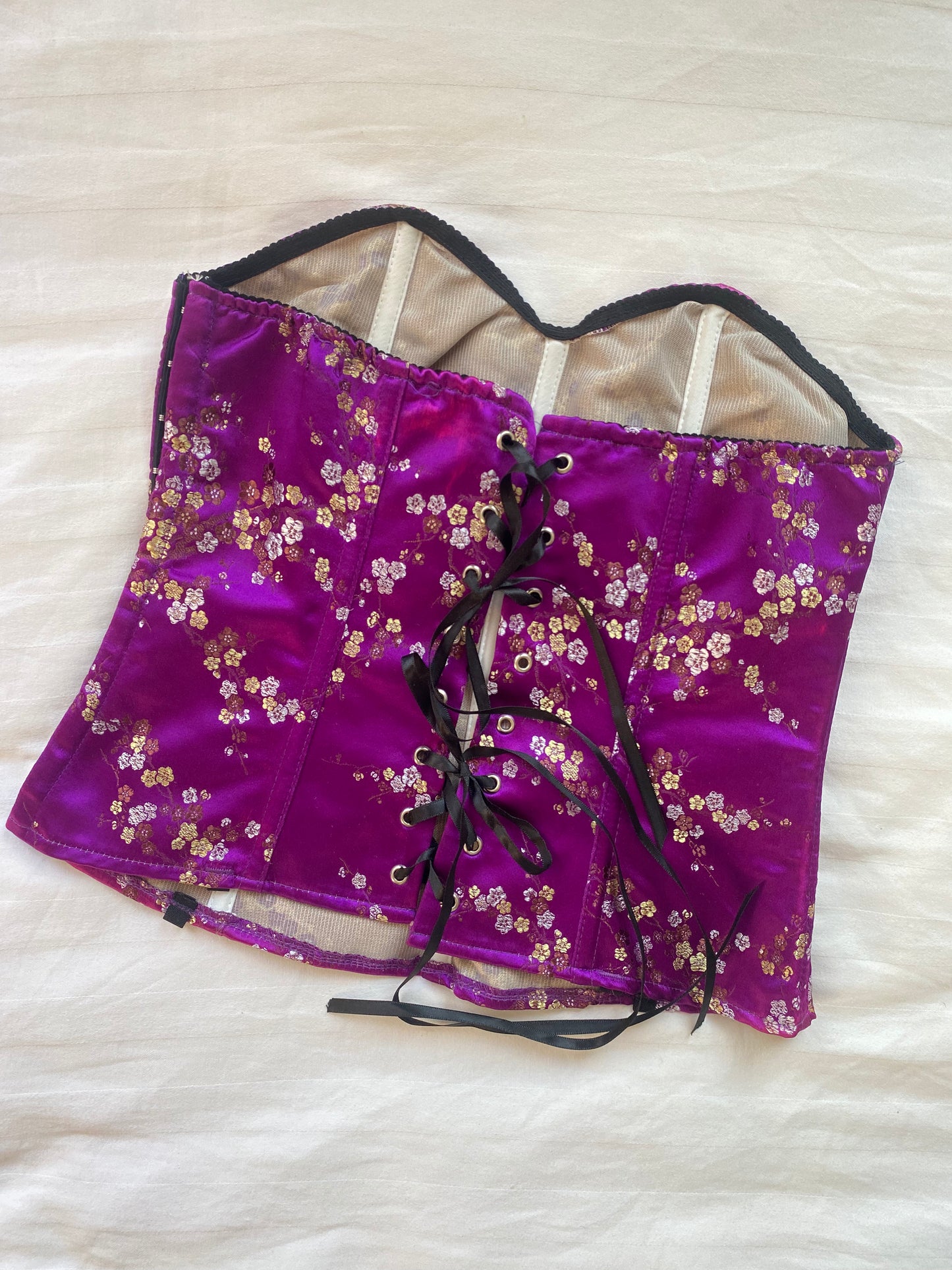 Lila Korsett mit Blumenprint und Schnürung