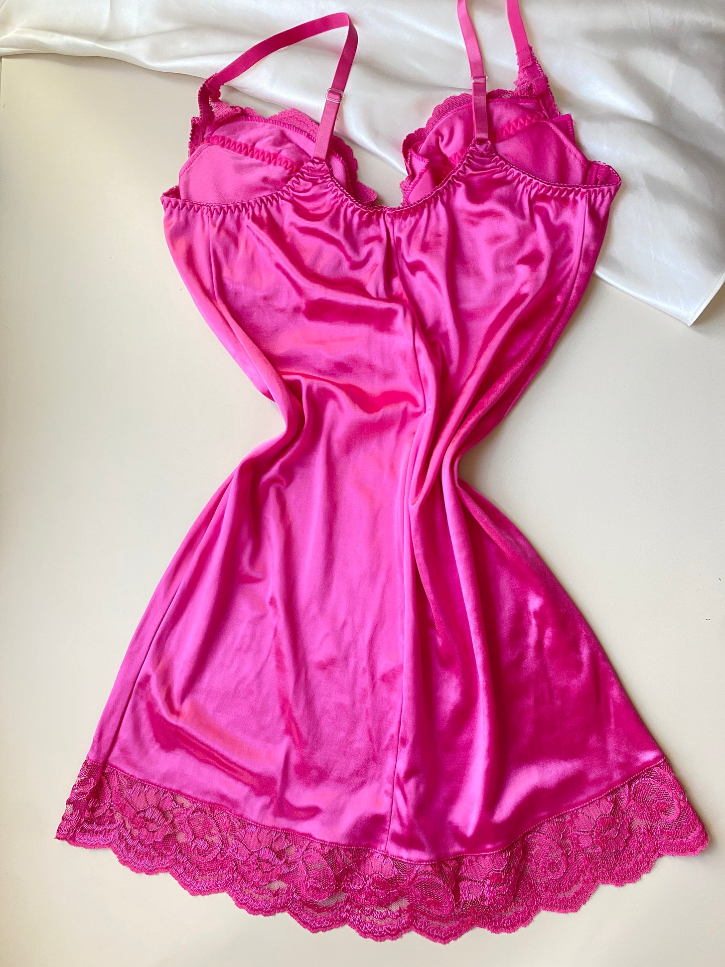 Pinkes Satin Kleidchen