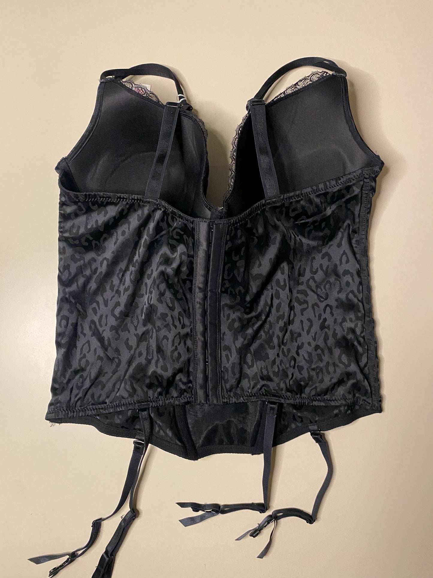 Schwarzes Korsett mit Leo Print 85E